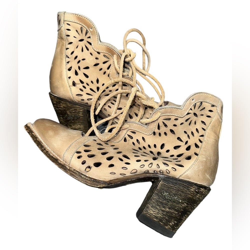 MISS MACIE WAITIN ON FRIDAY LACER CUT BOOTIES WOMENS LACE UP